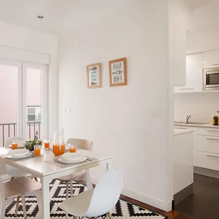 Bright 2br Terrace In Estrela